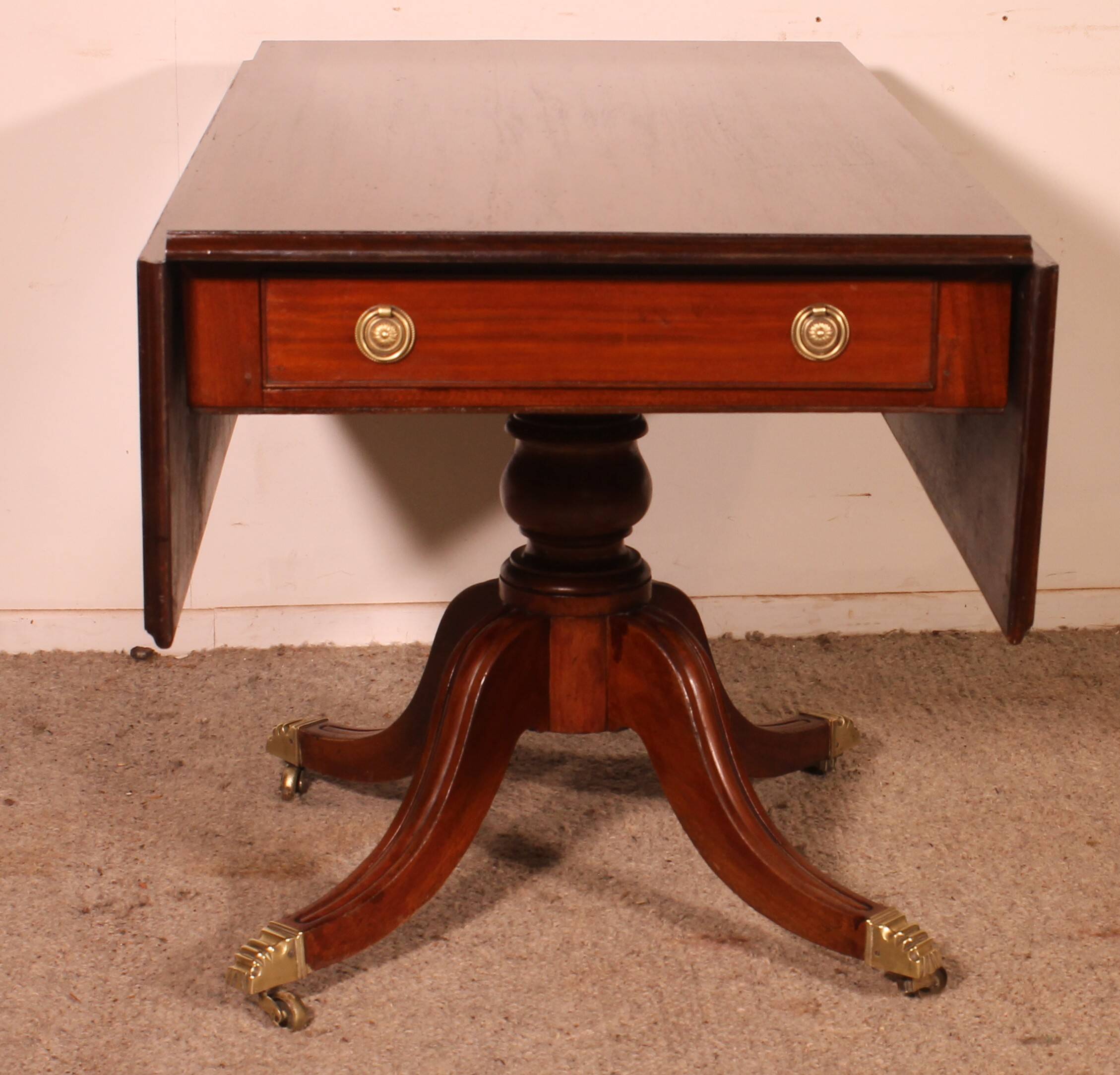 Pembroke table in solid mahogany from the 19th century.