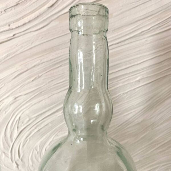 Bouteilles vintage mains Italie