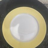 Deux plats en faience un creux et un plat a gateaux blanc et bordure jaune