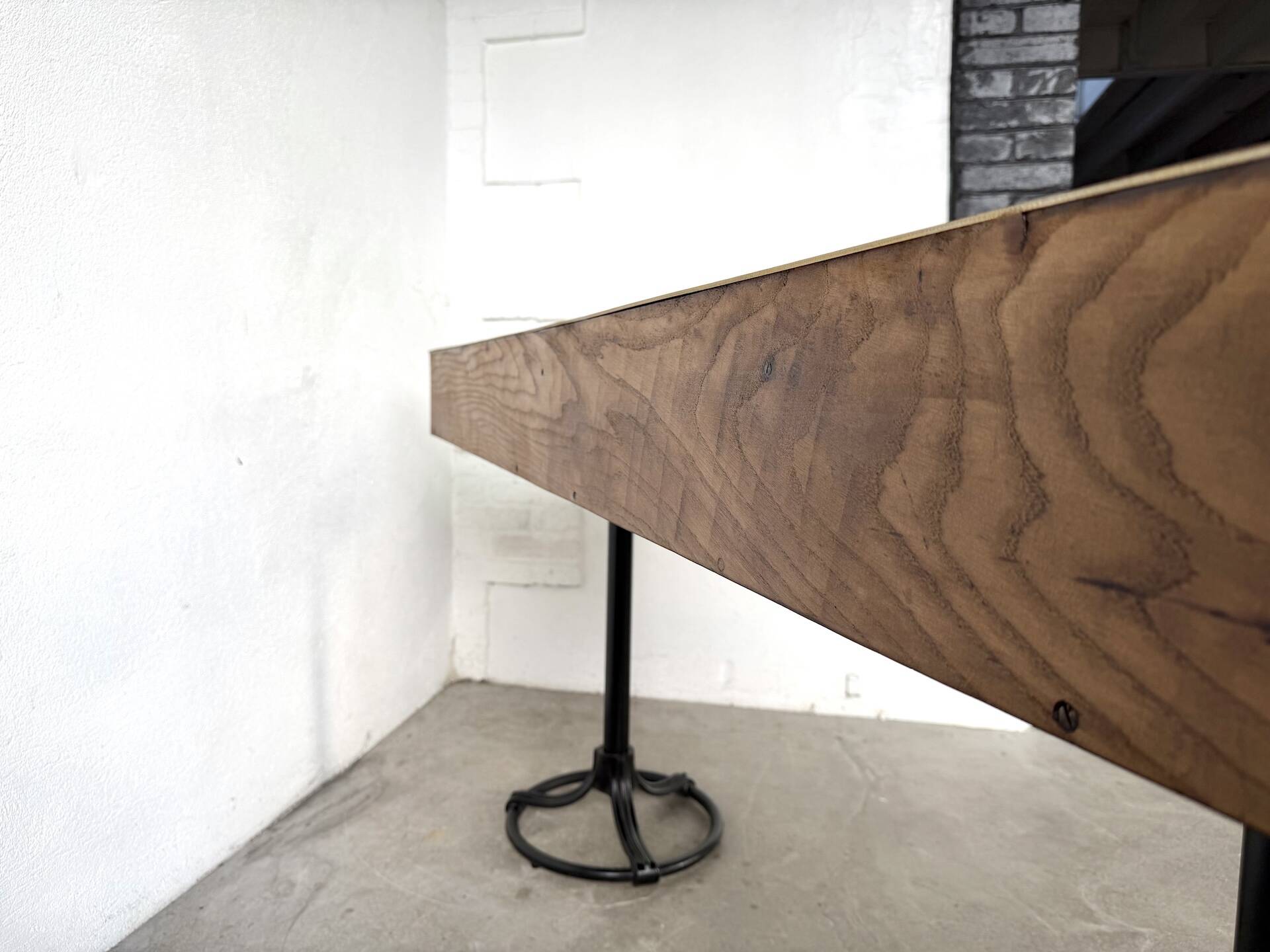 Oak and brass-mounted display cabinet on legs – Circa 1950