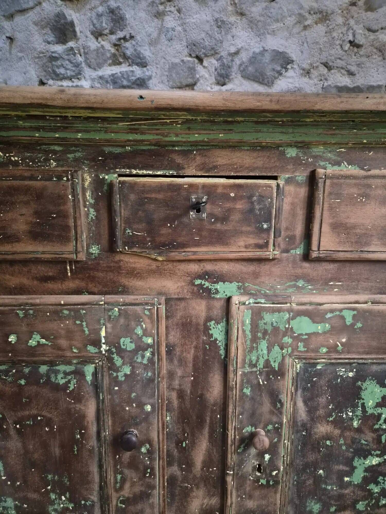 French rustic buffet in walnut, 18th century, 3 drawers and 2 doors.