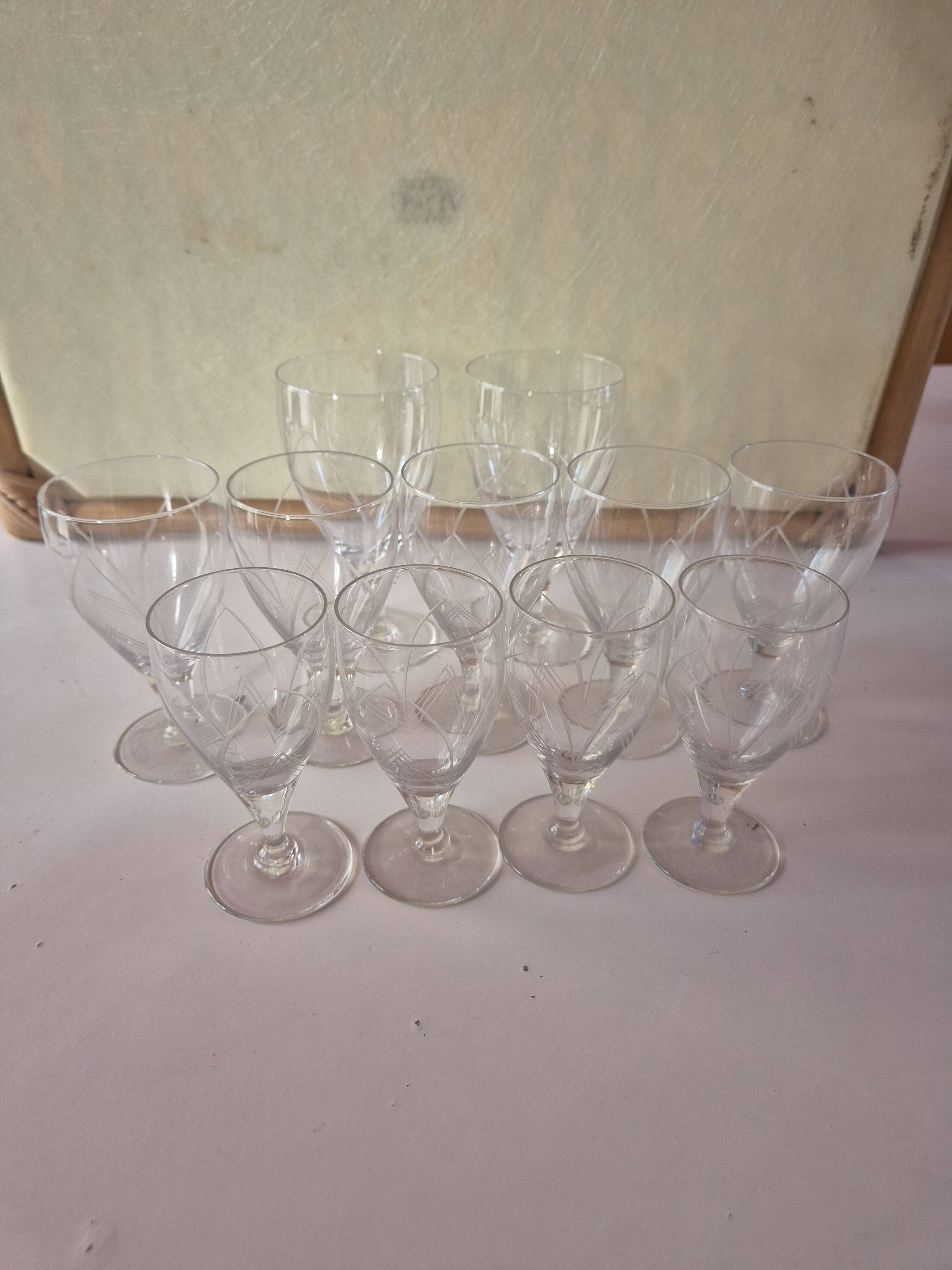 Bel ensemble de 11 verres à pied vintage – Cristal gravé Art Déco – 3 taill