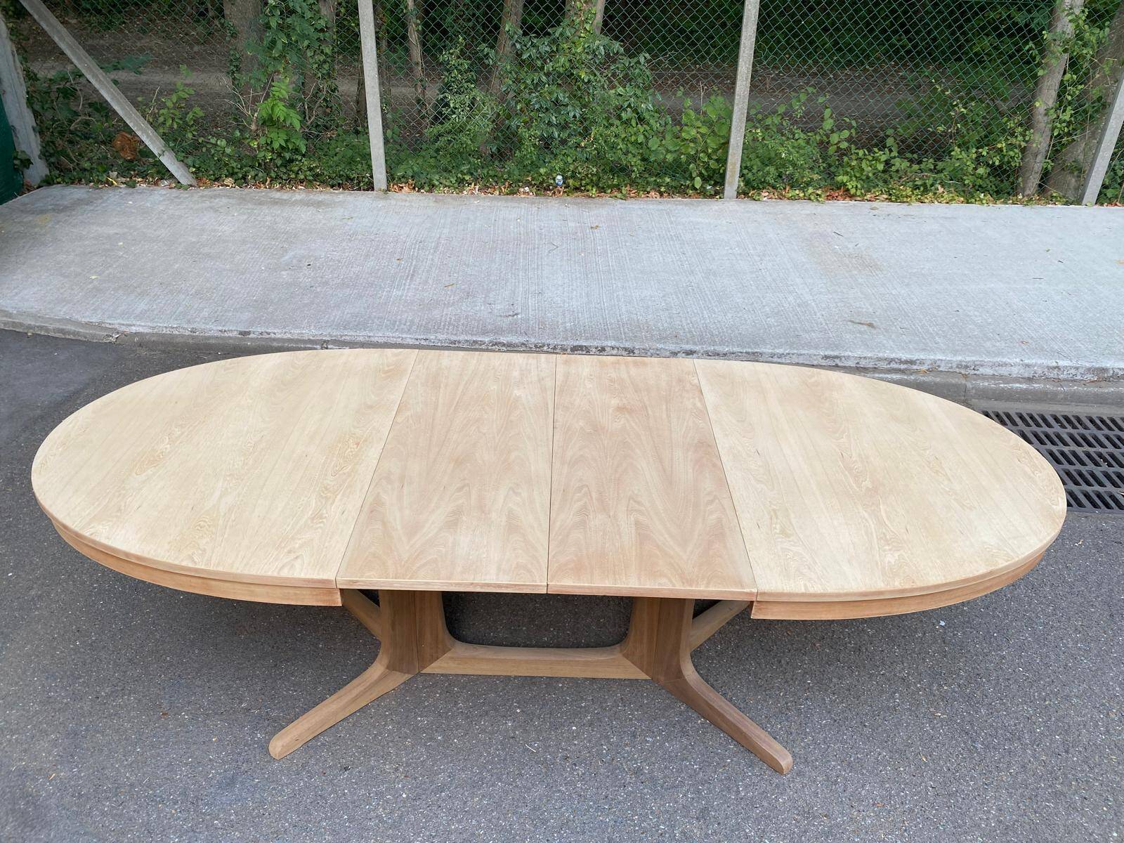 Table scandinave ovale extensible Baumann décapée en teck brut 240cm 1960