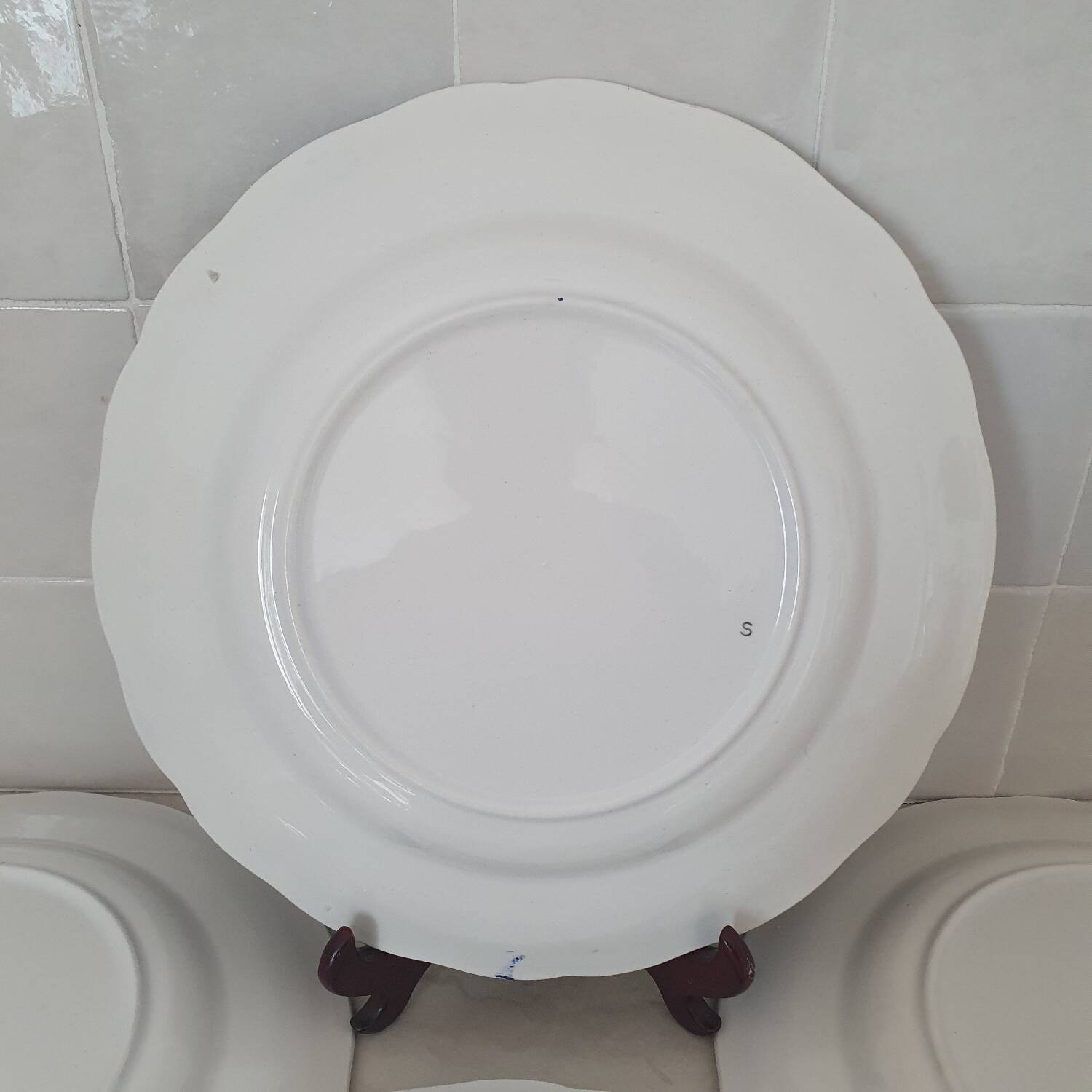 6 earthenware plates with floral and pastoral scene motifs