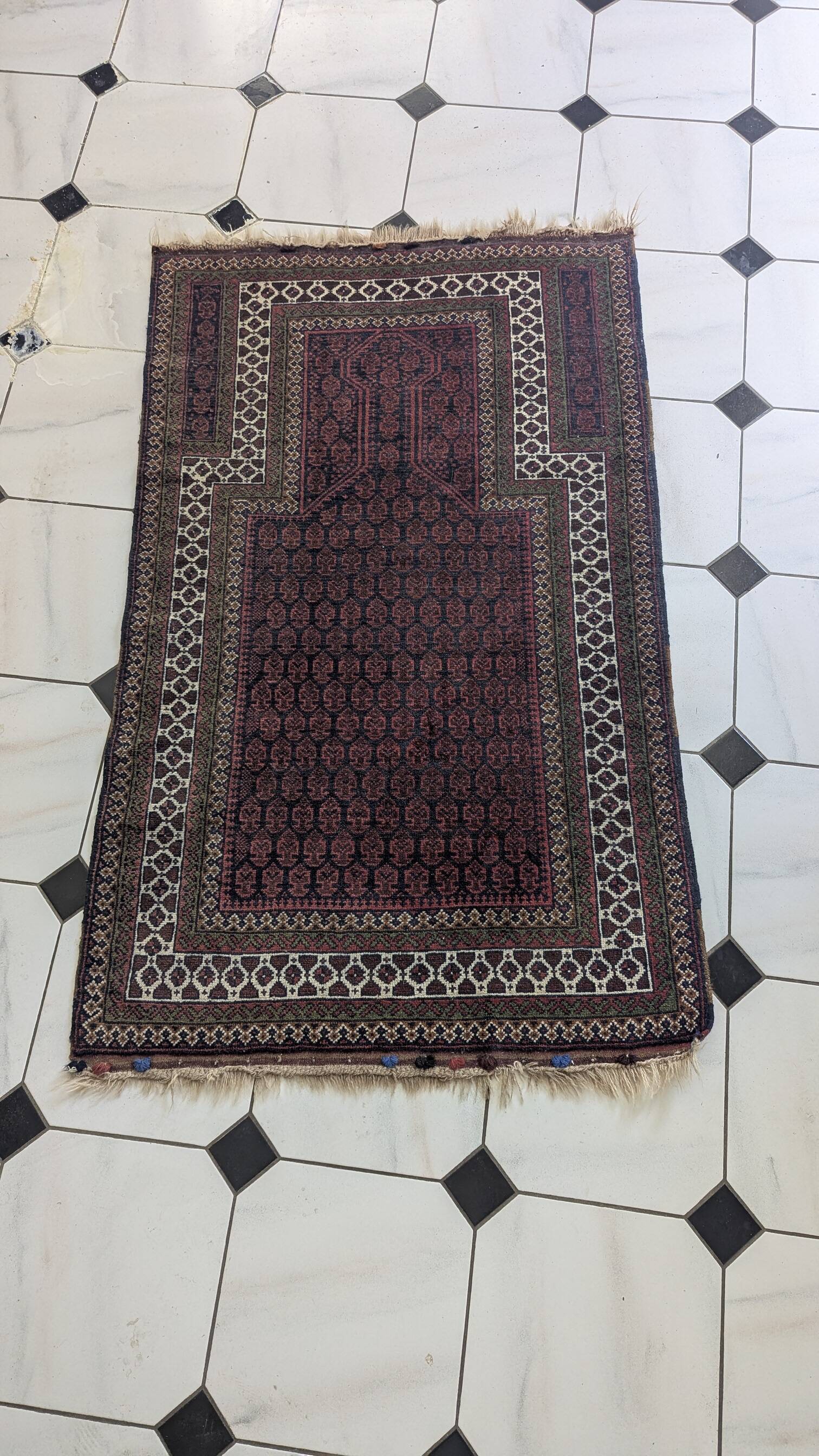 Ancient prayer rug made of hand-knotted wool – Turkmen / Balouch style