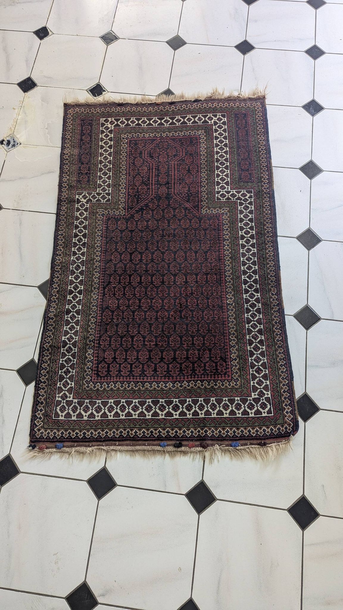 Ancient prayer rug made of hand-knotted wool – Turkmen / Balouch style