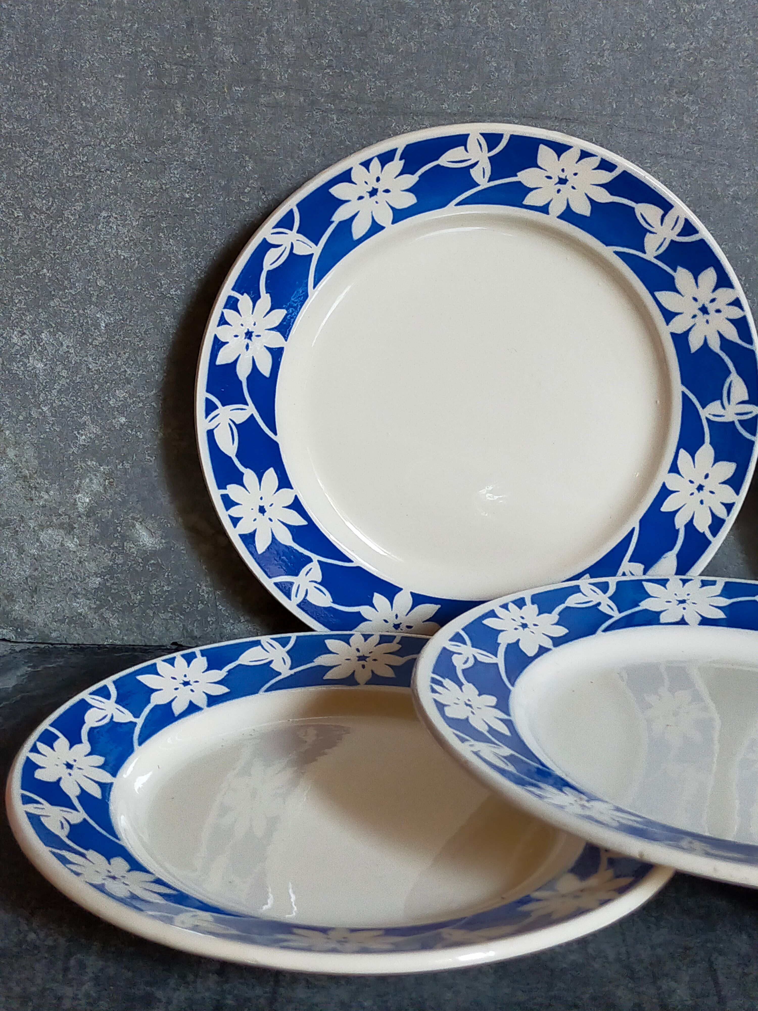 Cinq assiettes à dessert de Badonviller aux fleurs
