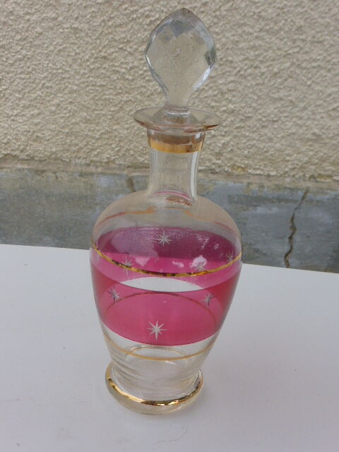 Service a liqueur composé d'une carafe et de 5 verres avec des etoiles ciselées, bouchon en forme de coeur a facettes vintage 1950