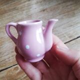 Pichet miniature rose à pois blancs pour dînette ou maison de poupée
