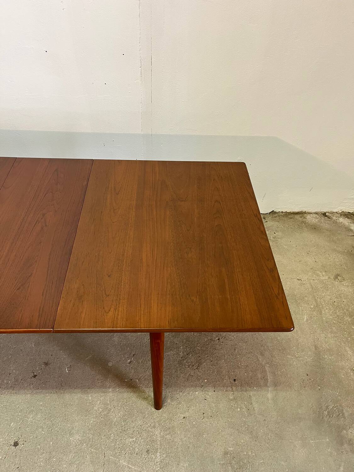 Scandinavian table with extensions