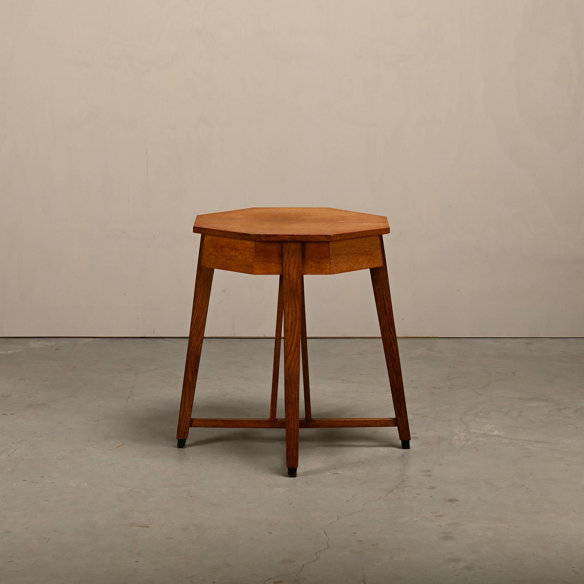 Table d'appoint octogonale en chêne de l'École de La Haye Art Déco architecturale