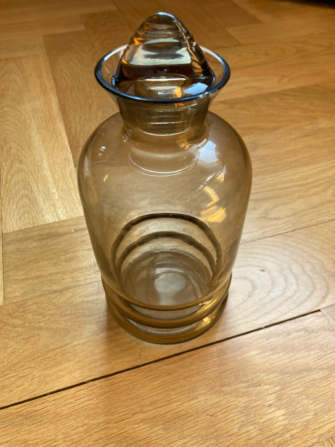Carafe art déco en verre fumé