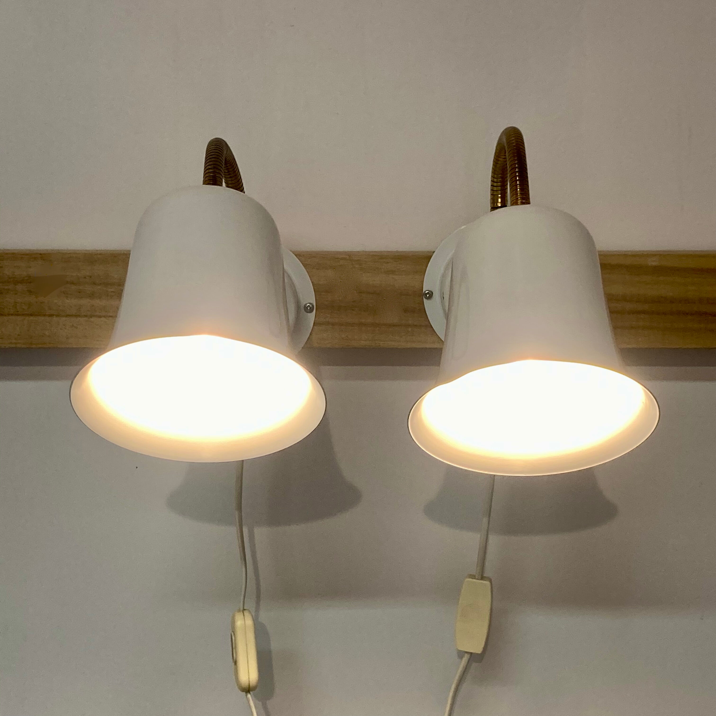 Paire d'appliques blanches design 1950.