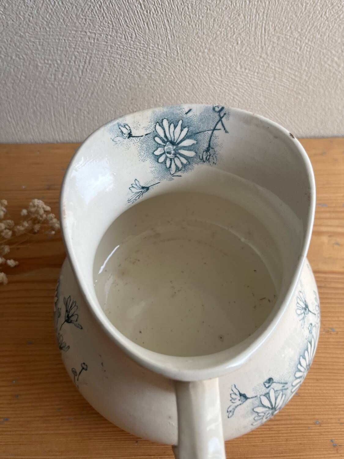 Old jug / pitcher with Daisy pattern from La Faïencerie Nouvelle in Givors.