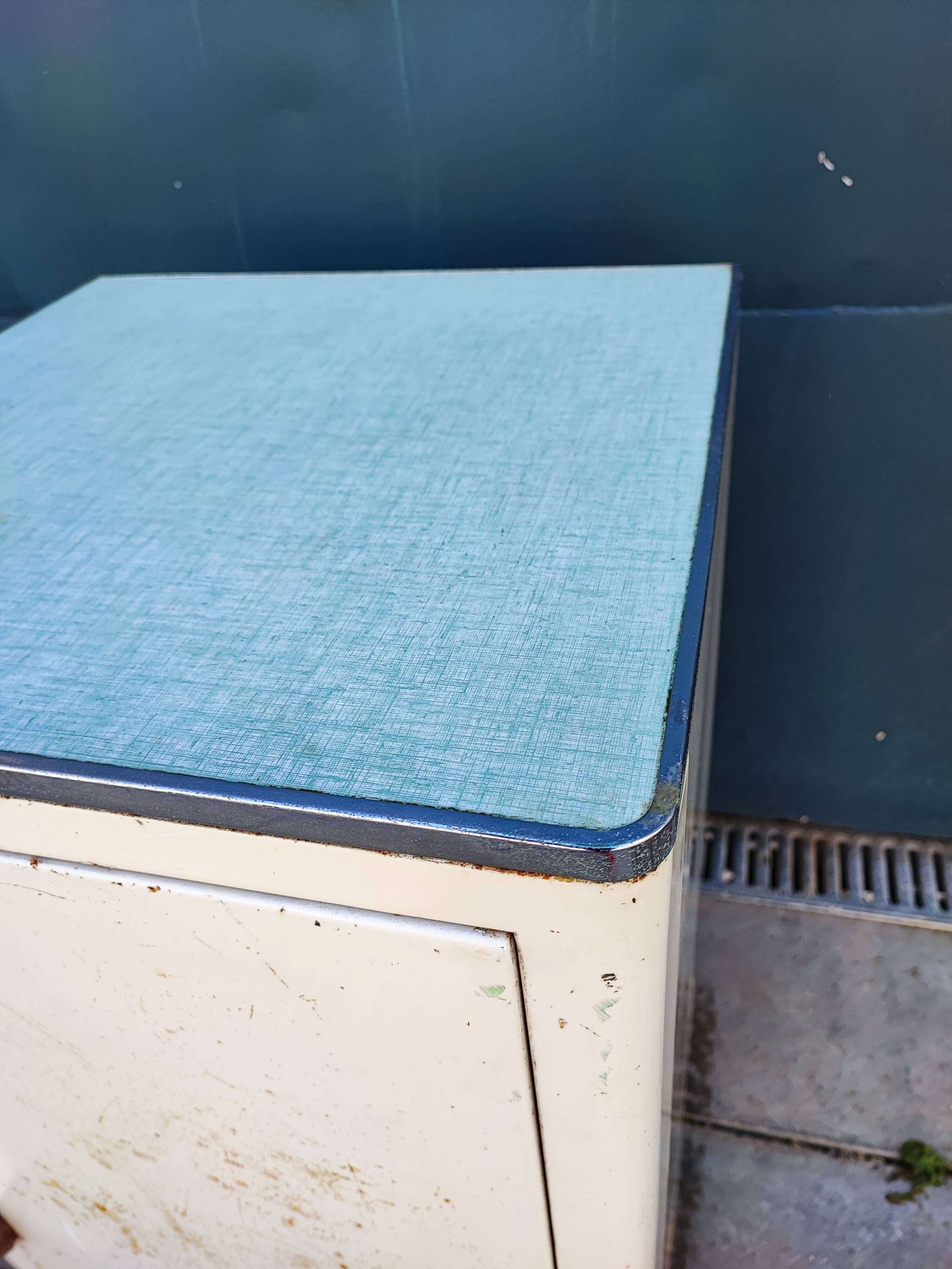 Meuble armoire de cuisine métallique