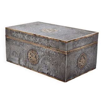 Tea box China 19th century chiseled pewter box, decorated with dragons, bats, birds...