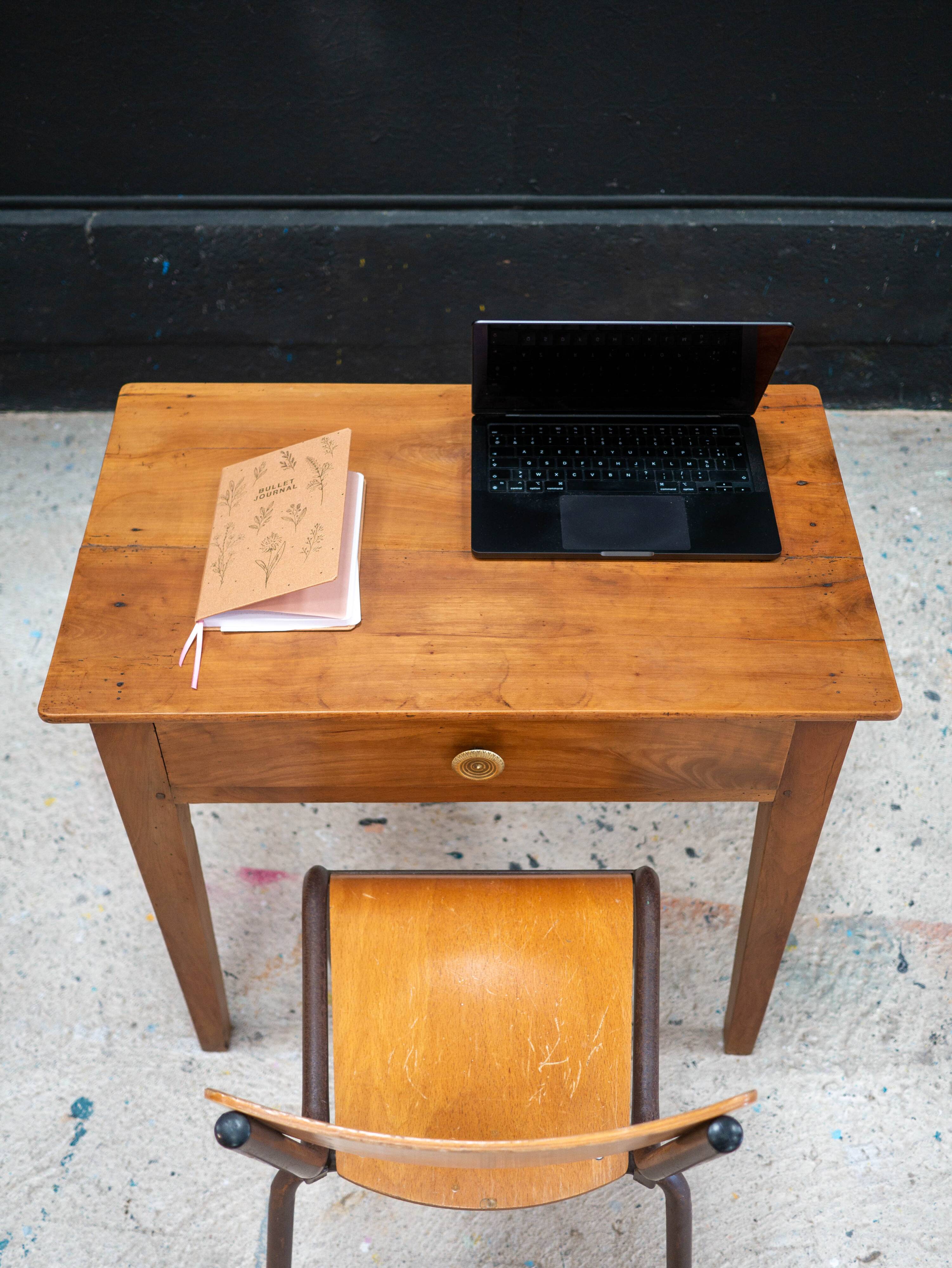 Small walnut table from the 19th century.