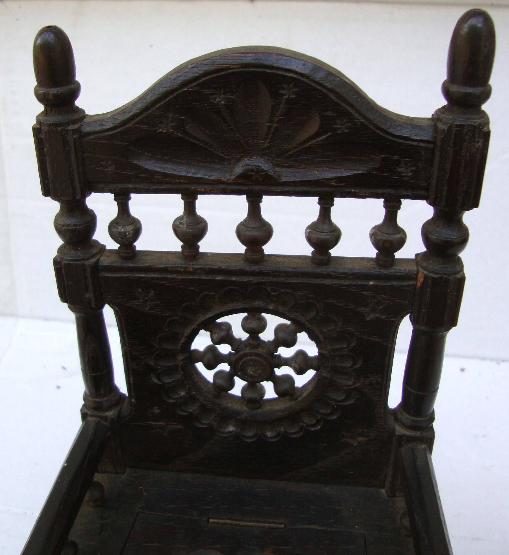 Jewelry box in the shape of a breton chair