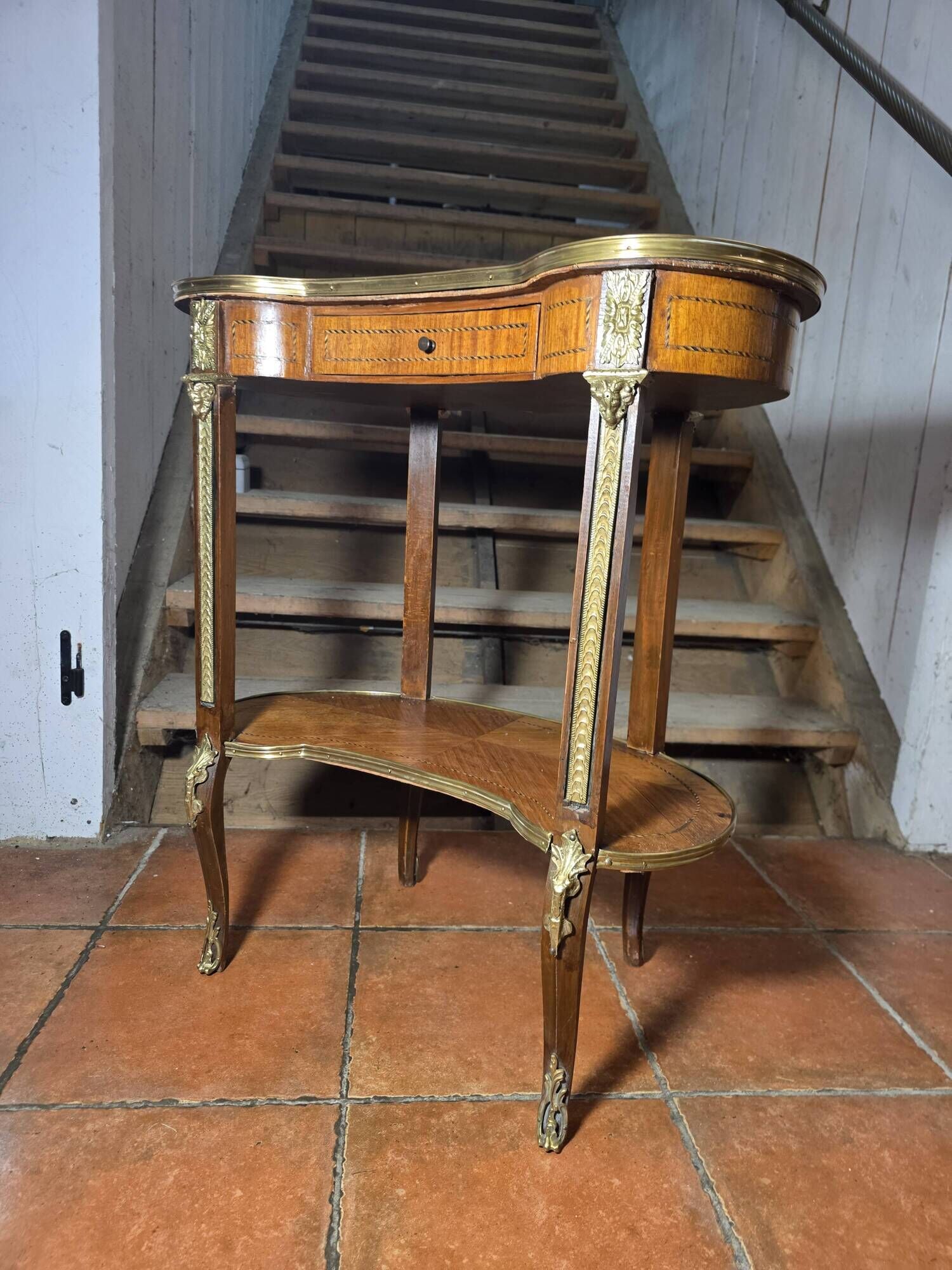 Kidney-shaped bedside table in Louis XV style with marquetry.