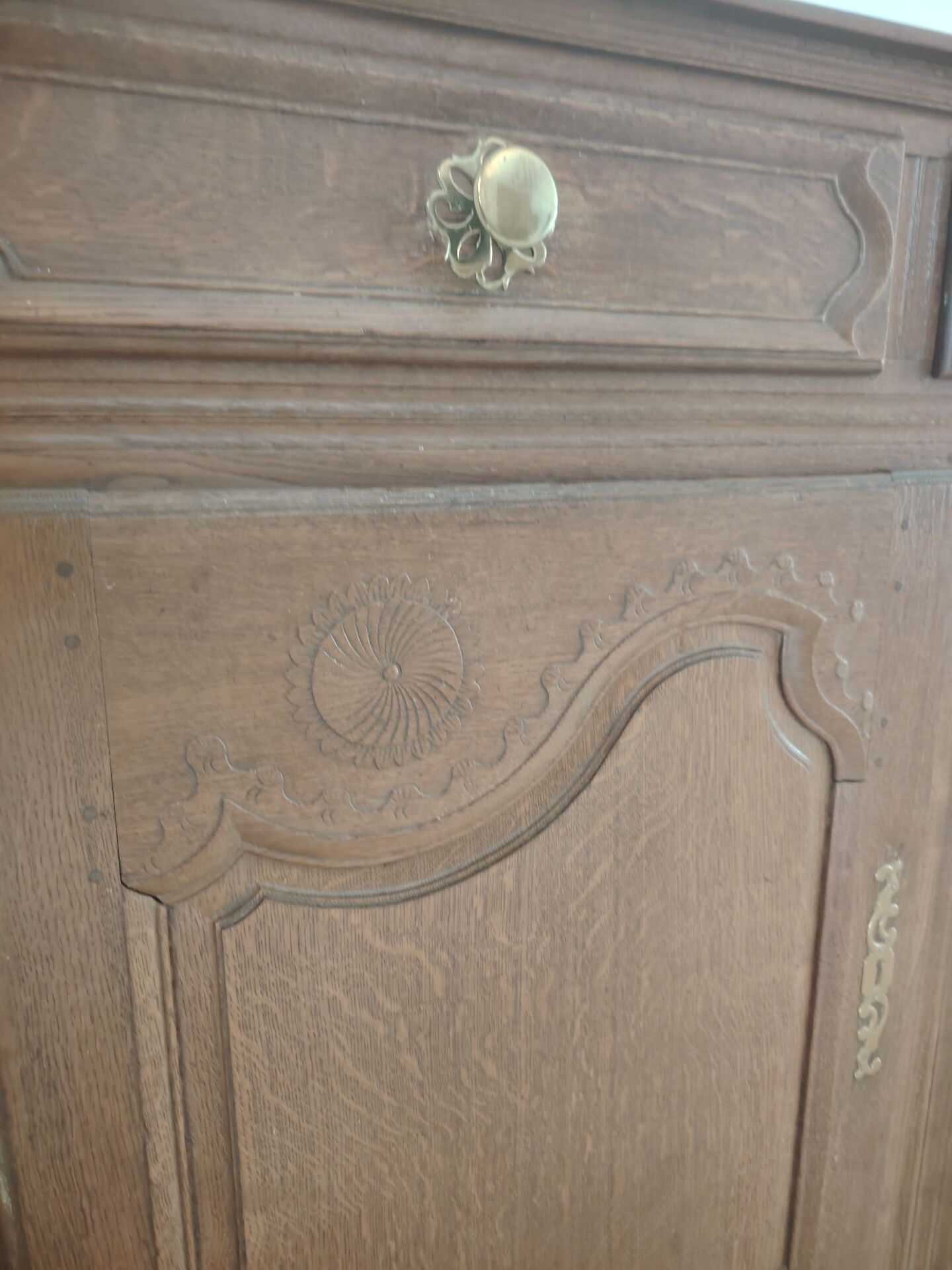 Large buffet in Regency style with carved shell in solid oak - 1900