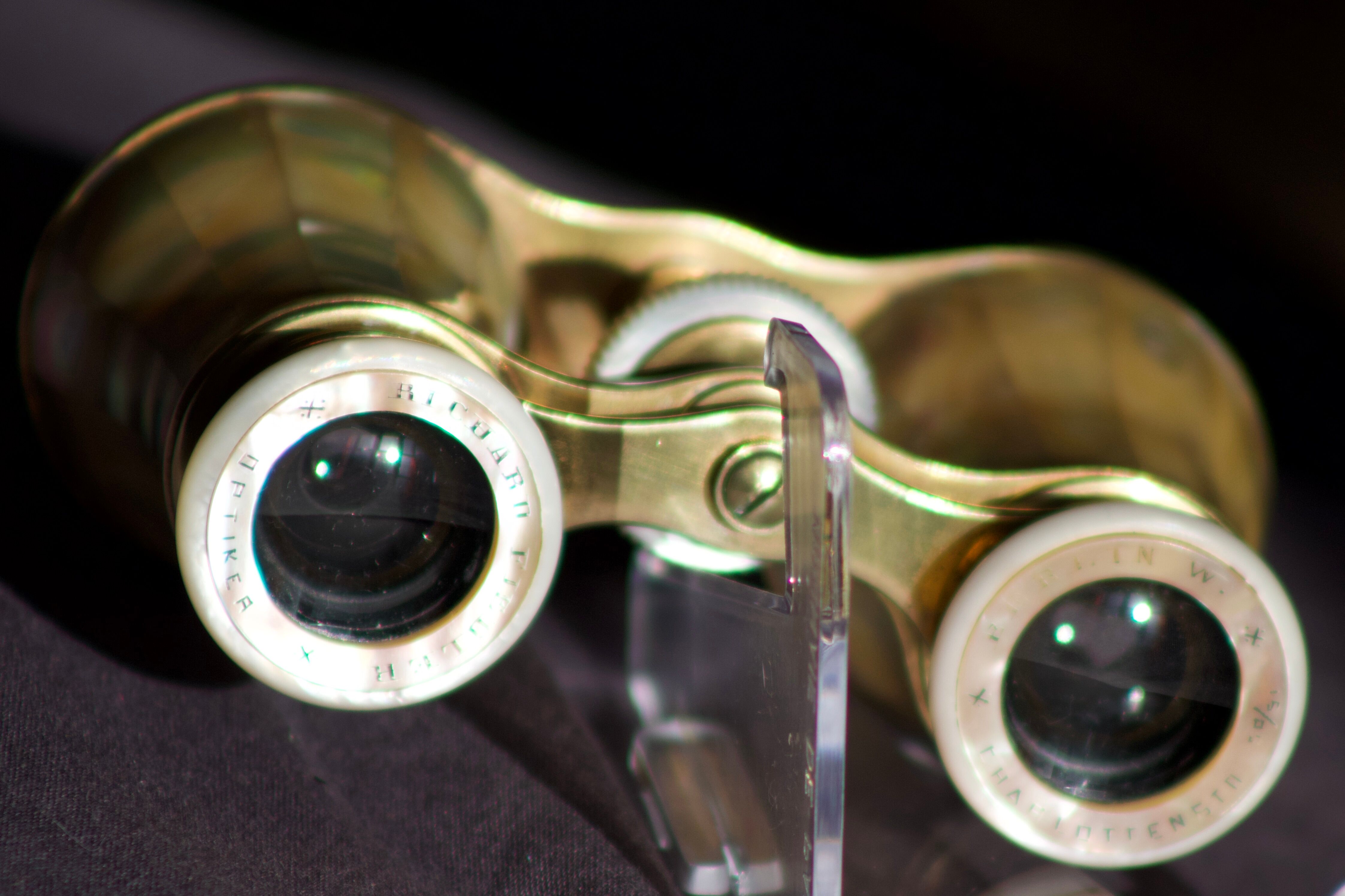 Twins Theatre / Napoleon model opera glasses in Mother-of-pearl and Golden Brass - Authentic
