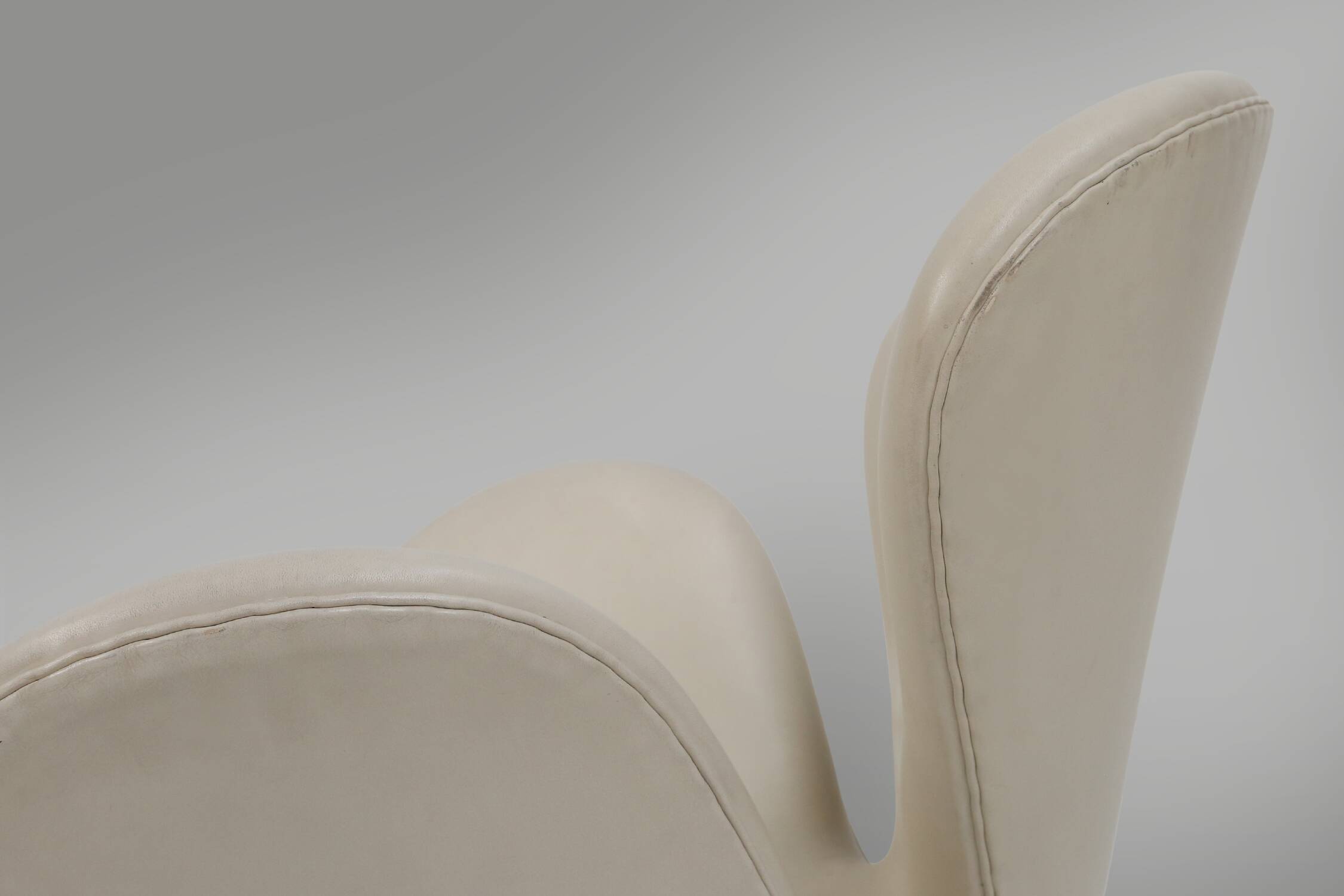 Set of two leather Swan chairs by Arne Jacobsen for Fritz Hansen