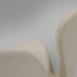 Set of two leather Swan chairs by Arne Jacobsen for Fritz Hansen