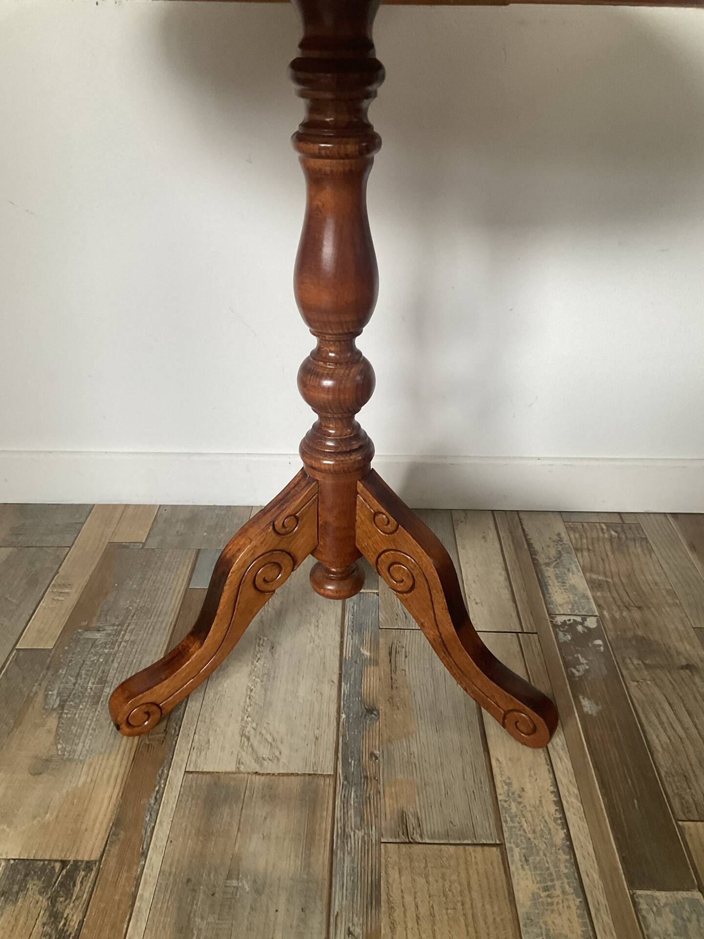 Side table or end table in solid wood with marquetry top.