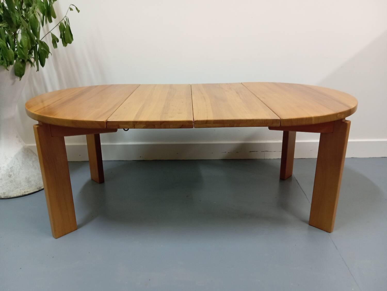 Maison Regain round/oval table in Elm