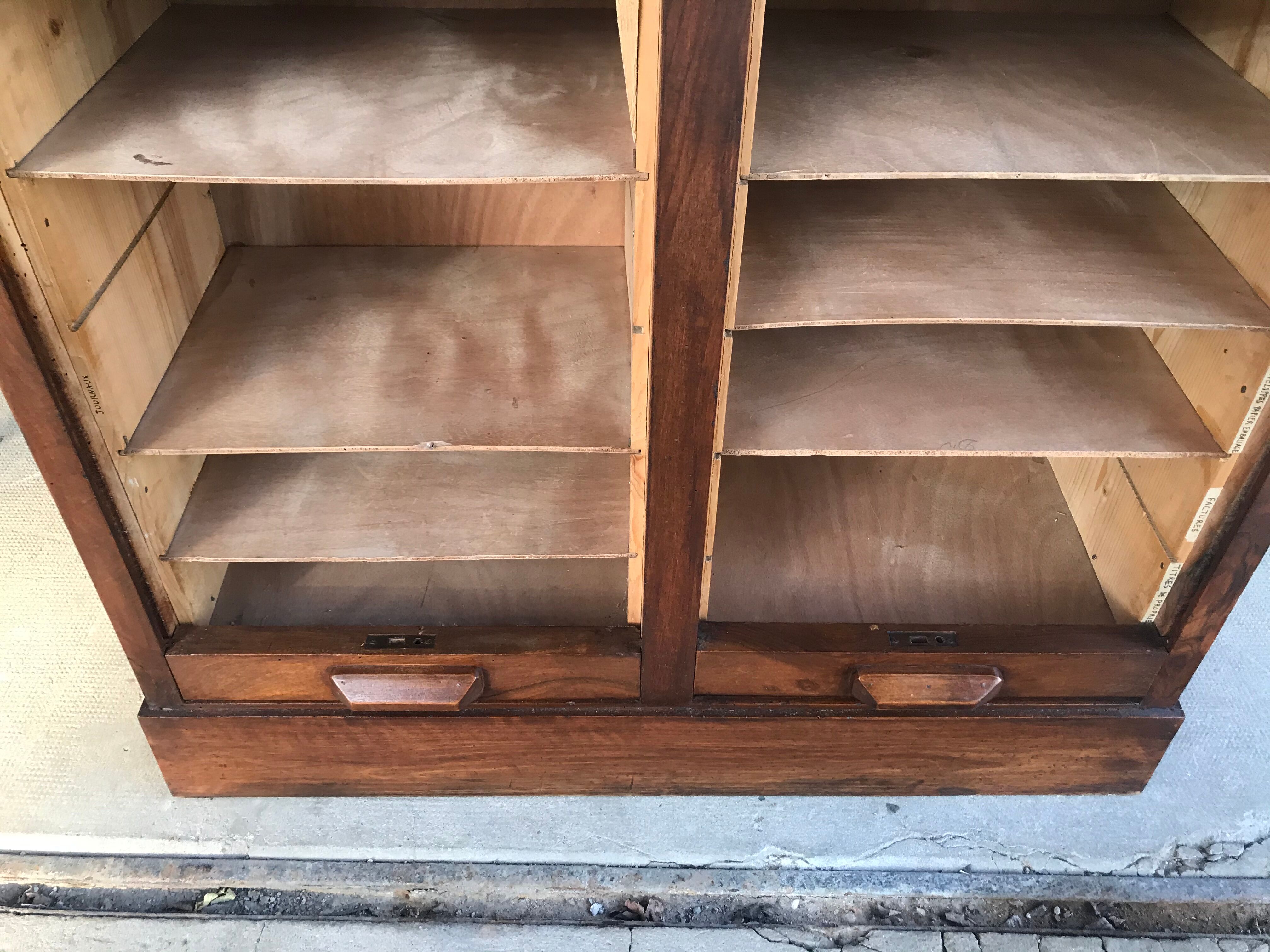 Meuble classeur à rideaux de notaire en noyer
