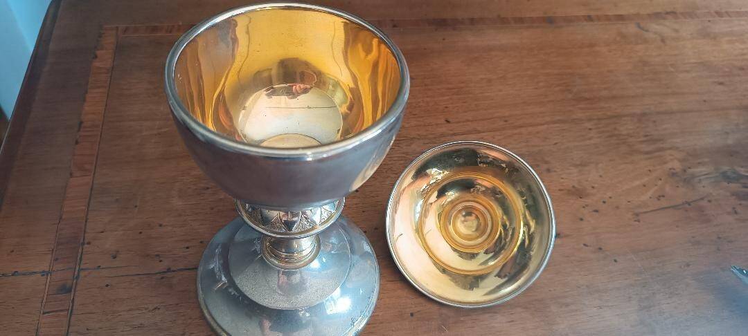 Pisside - mid-20th century host box