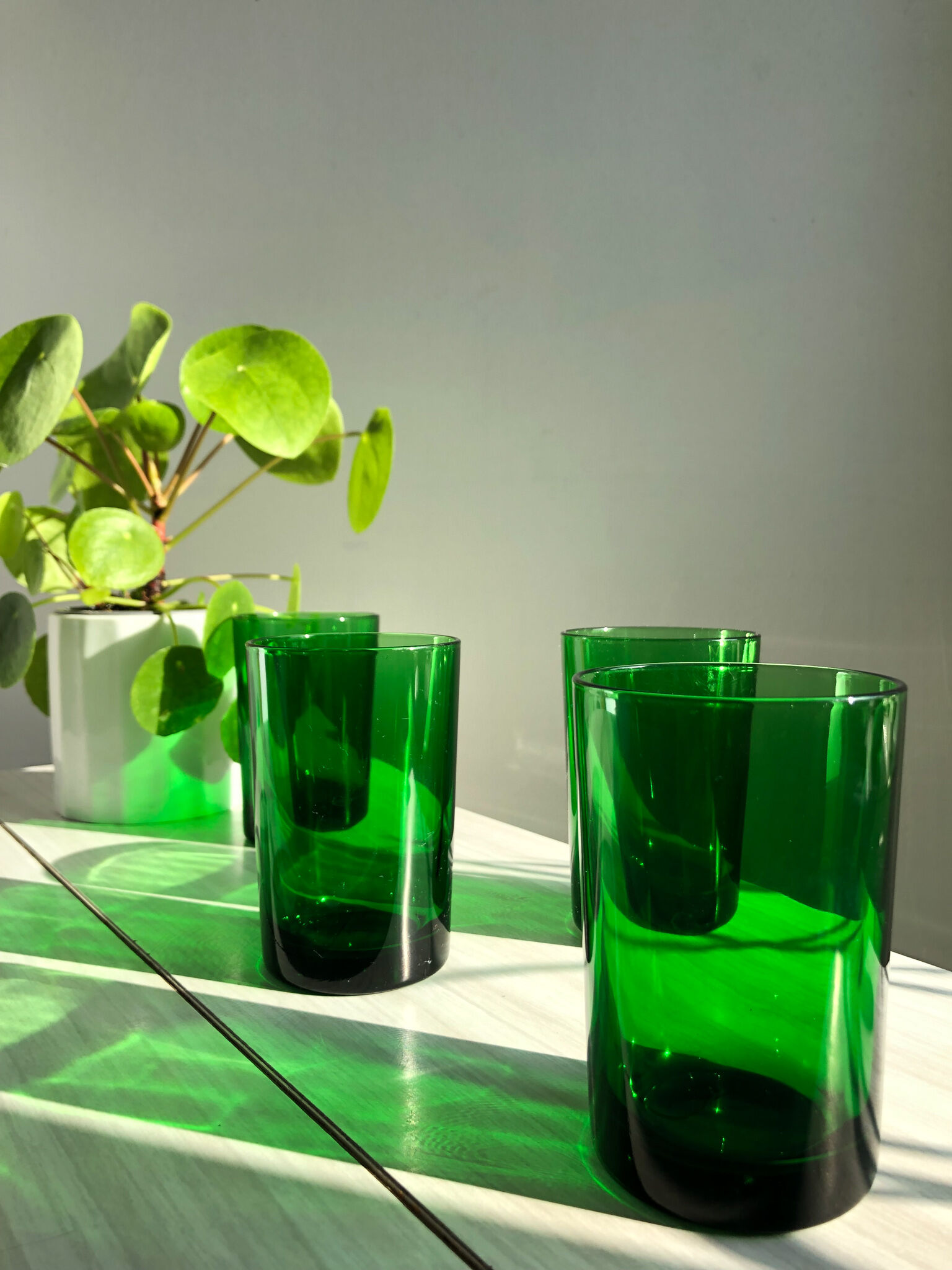 Lot de 4 verres verts translucides style vereco