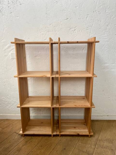 Ensemble d'étagères en bois sur pieds