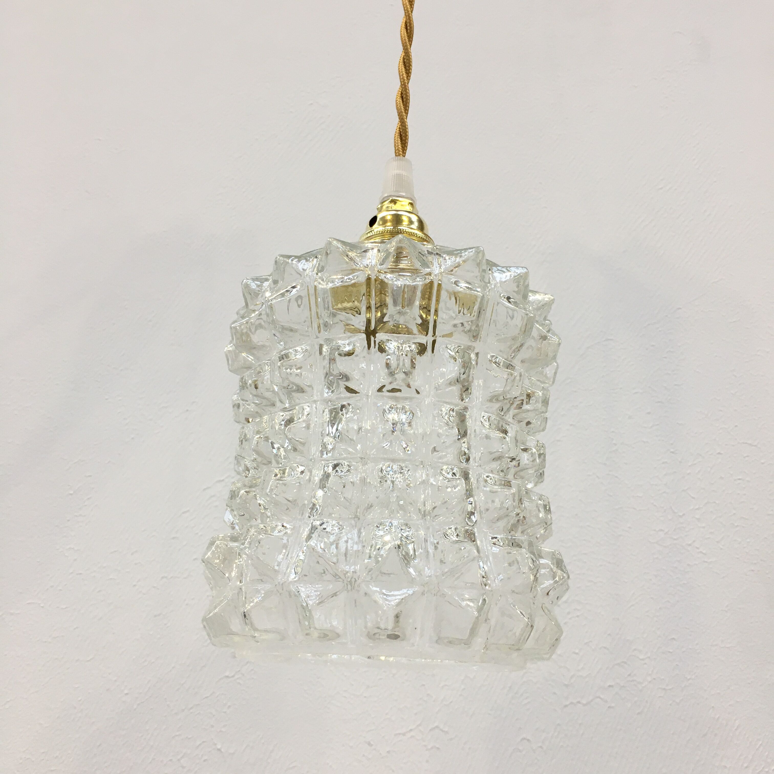 Vintage suspension in transparent diamond tip glass