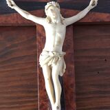 Crucifix en marqueterie de bois
