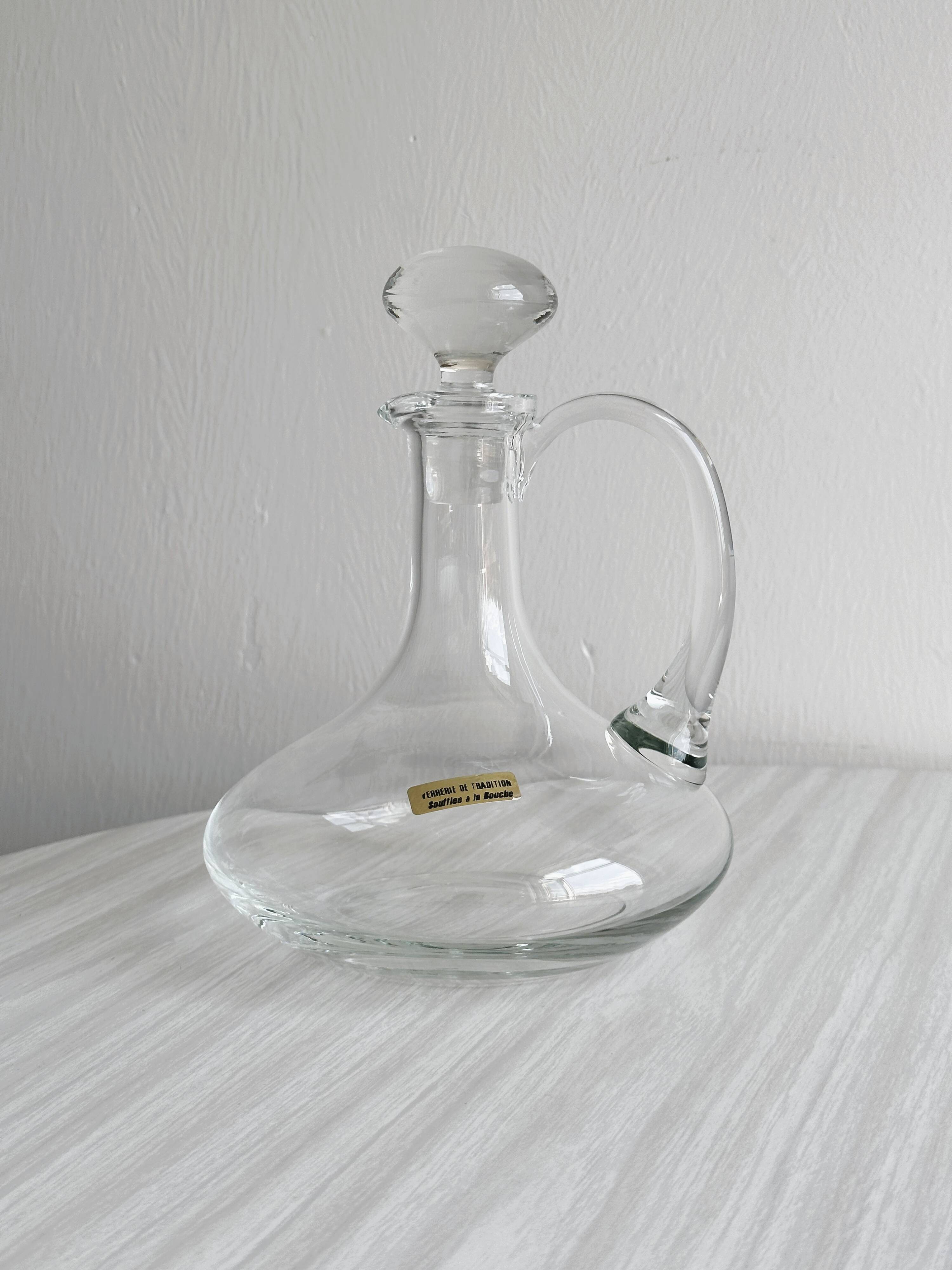 Mouth-blown glass carafe, elegant design