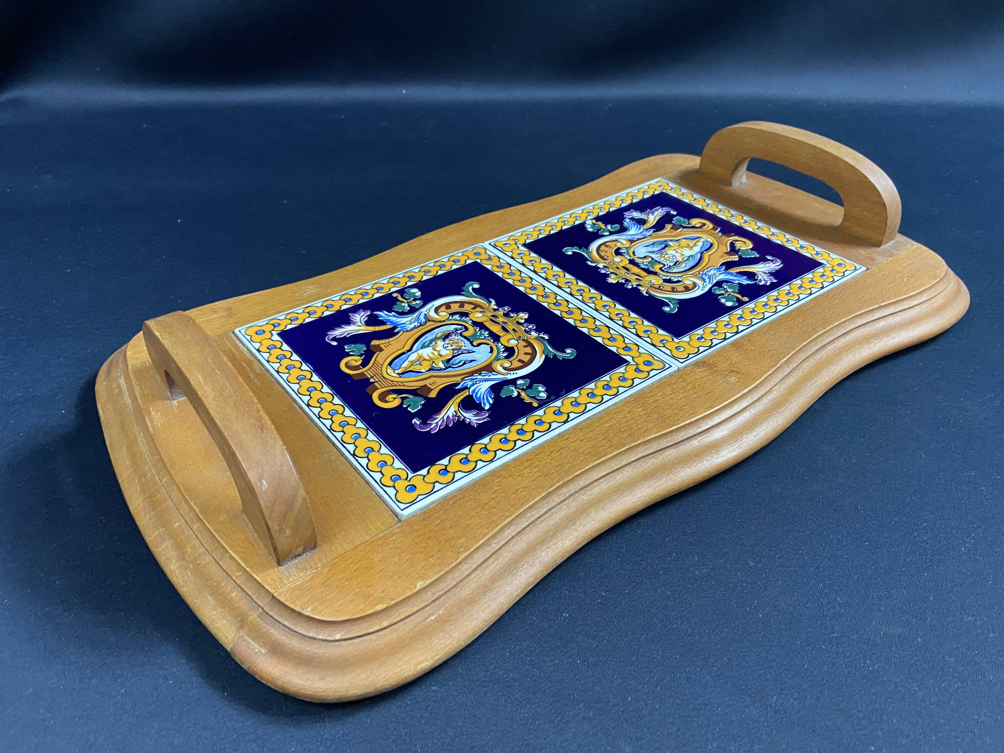Plateau de service en hêtre et carreaux faïence de Gien décor Renaissance