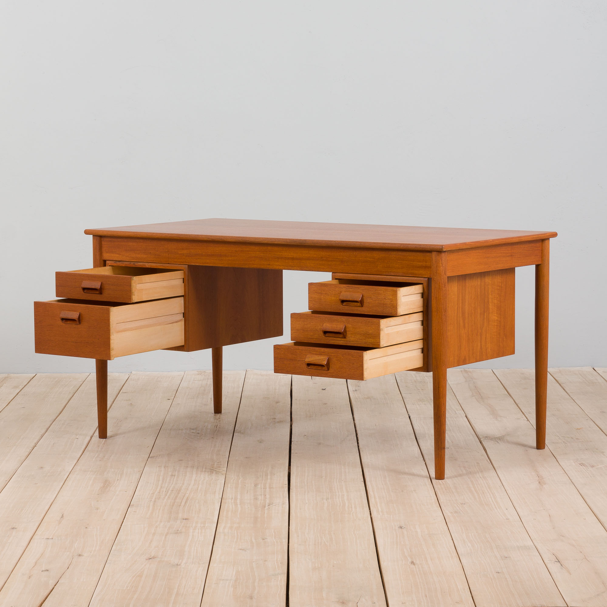 Danish Teak Model 130/1 Desk by Børge Mogensen for Søborg Møbelfabrik, freestanding 1950s