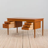 Danish Teak Model 130/1 Desk by Børge Mogensen for Søborg Møbelfabrik, freestanding 1950s