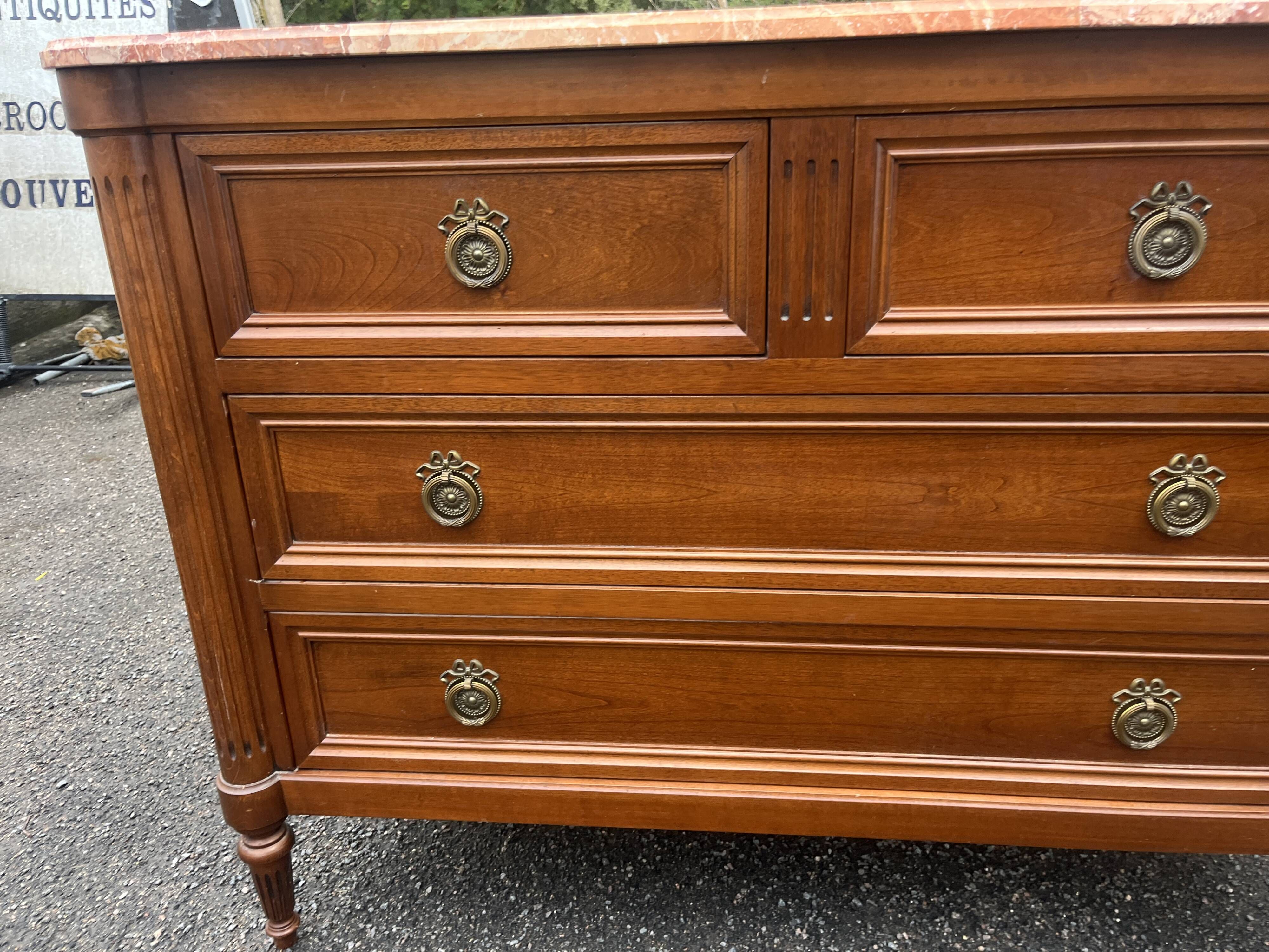 Commode de style Louis XVI en bois naturel, à quatre tiroirs, dessus de mar