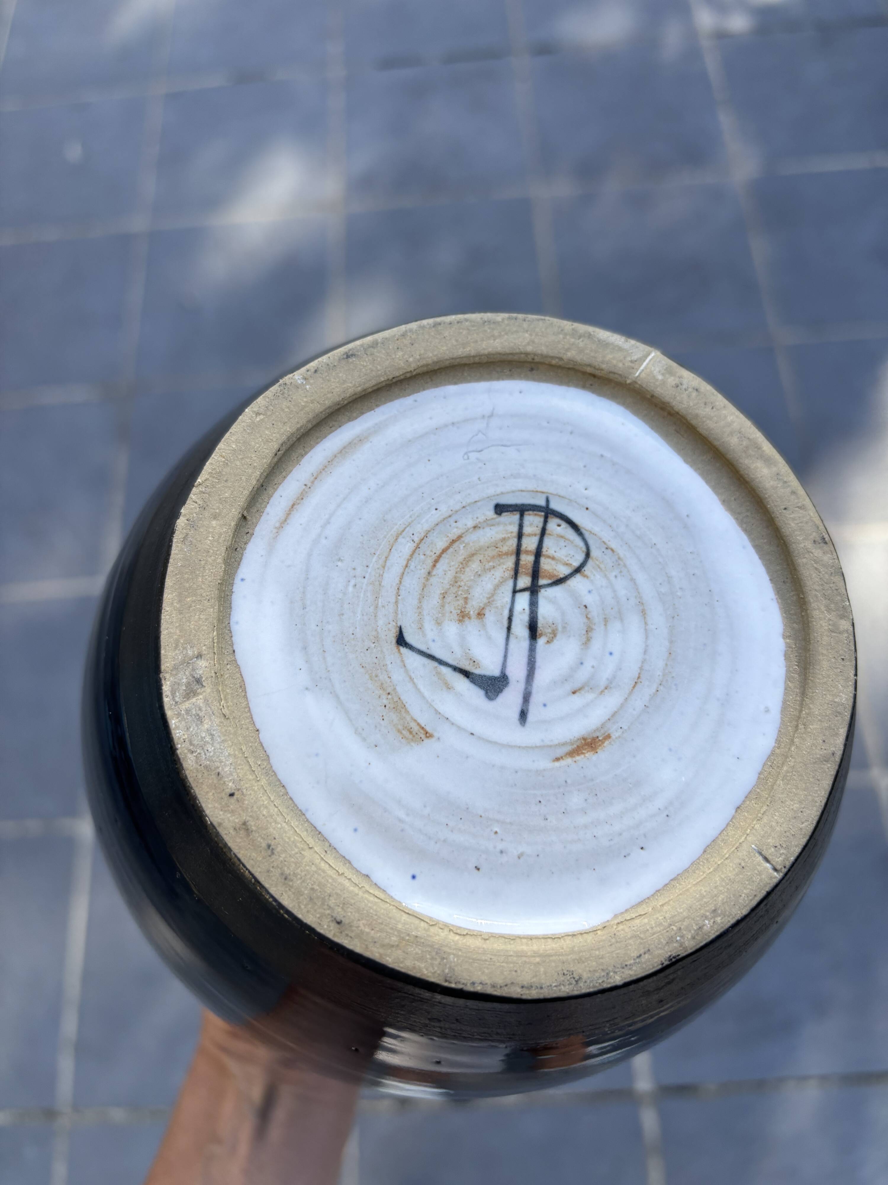 Vase en grès émaillé à couverte sombre. Monogramme JP Jacques Pouchain.