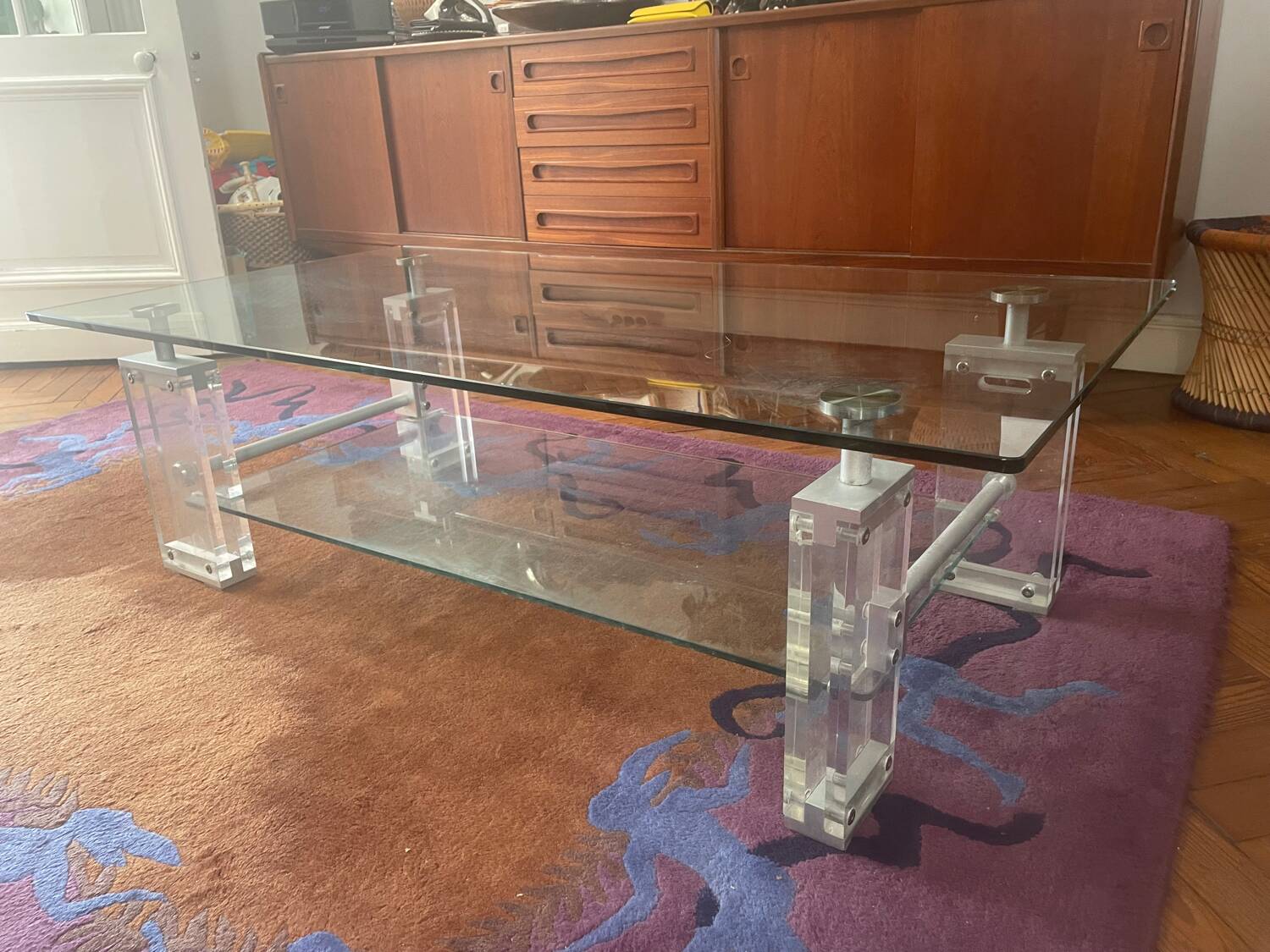 Coffee table made of glass and plexiglass.