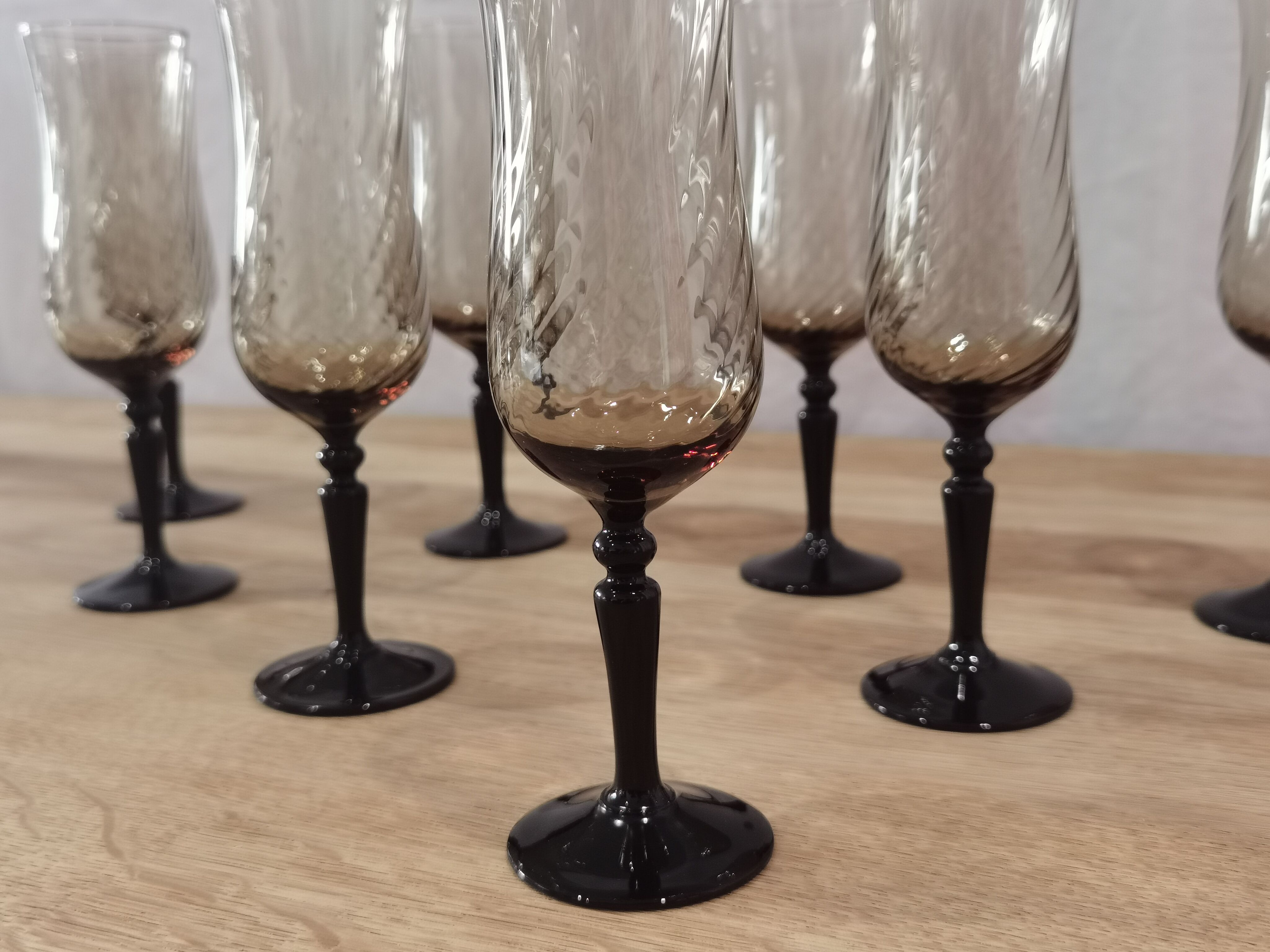8 vintage smoked champagne flutes with black feet Arcoroc