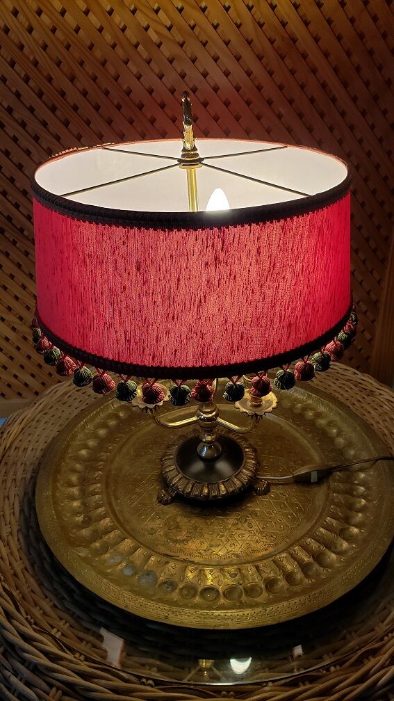 Desk lamp foot claws