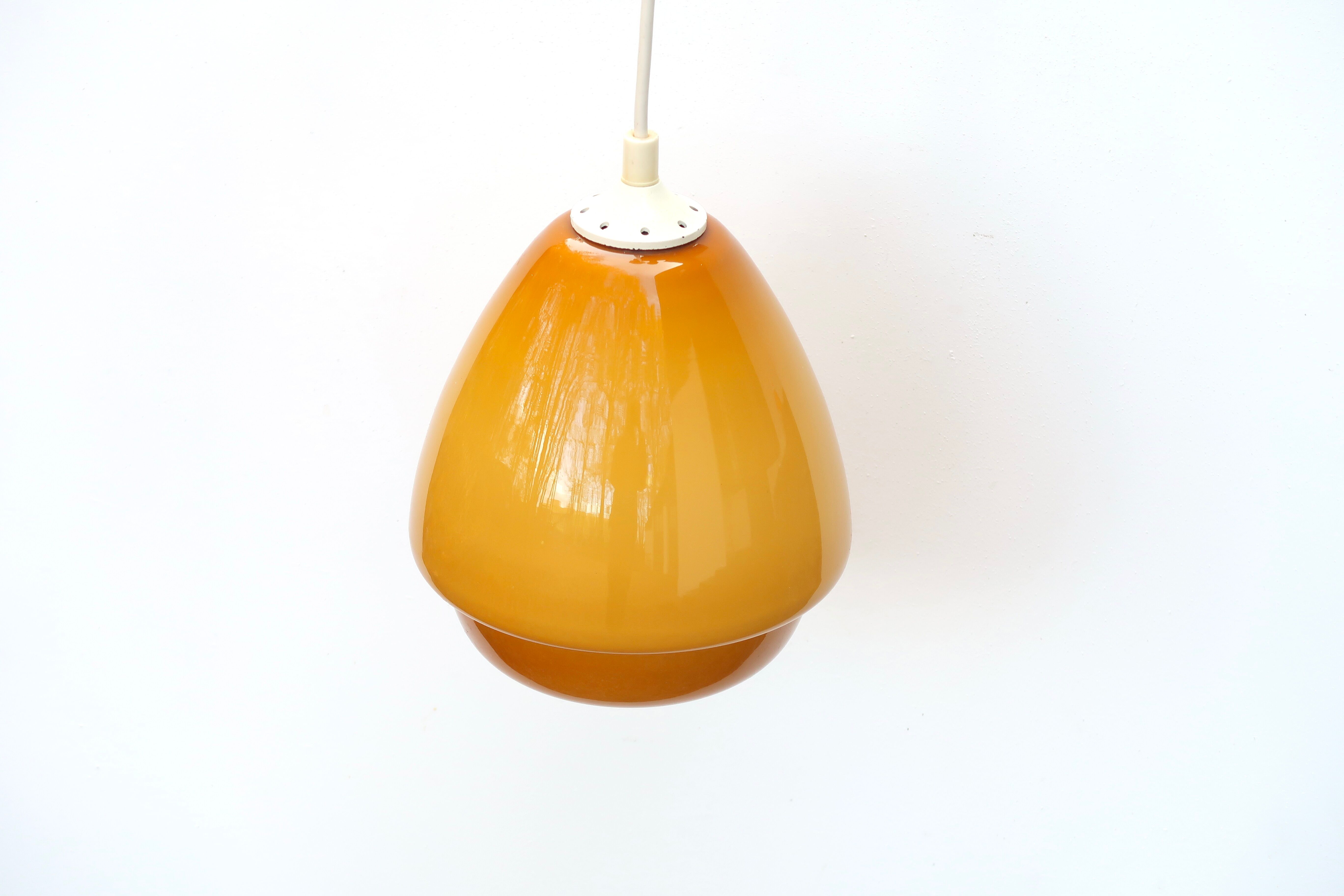 Suspension opaline jaune moutarde, années 70