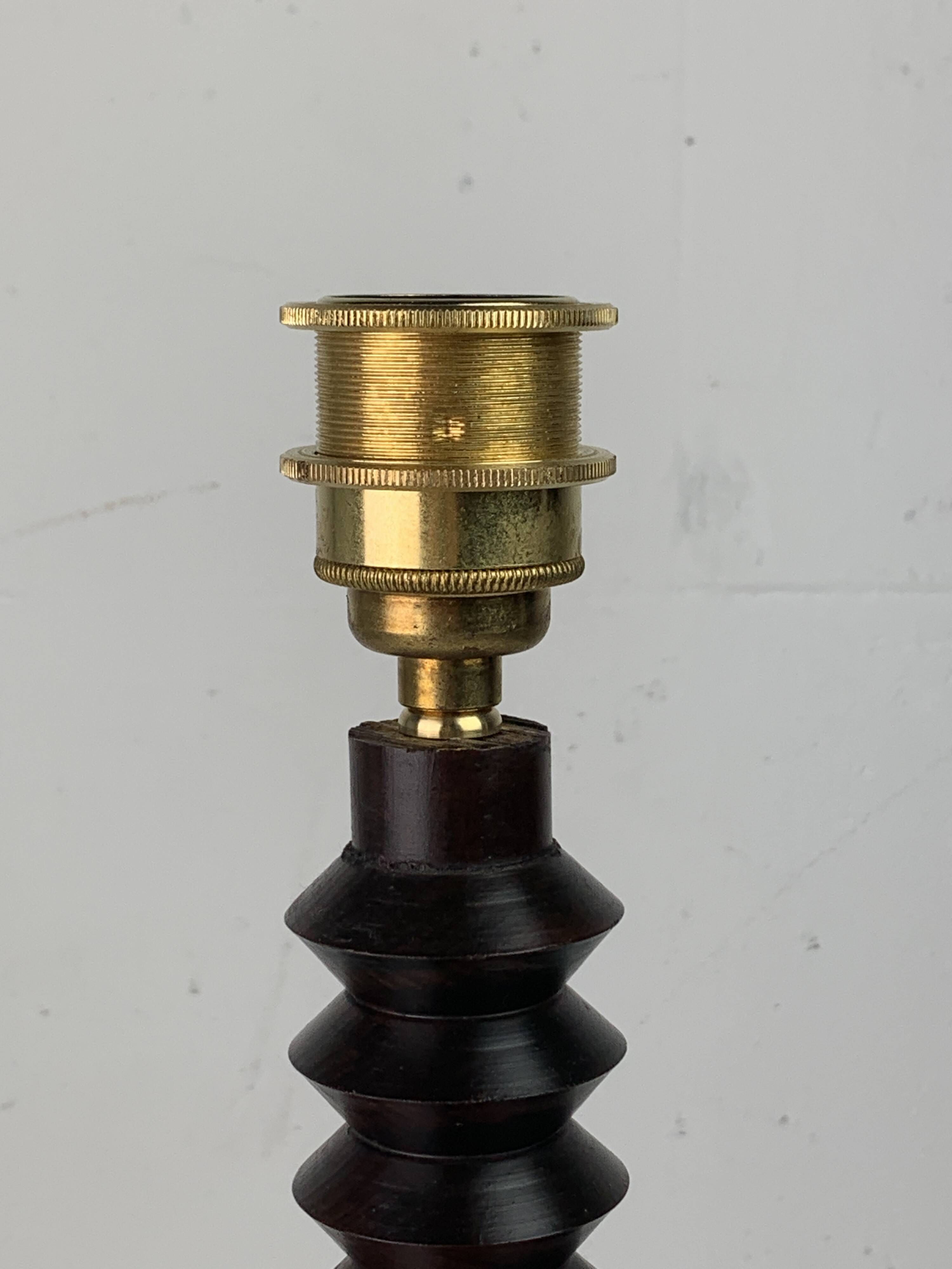Lampe de table française en bois tourné dans le style de Charles Dudouyt, années 1950