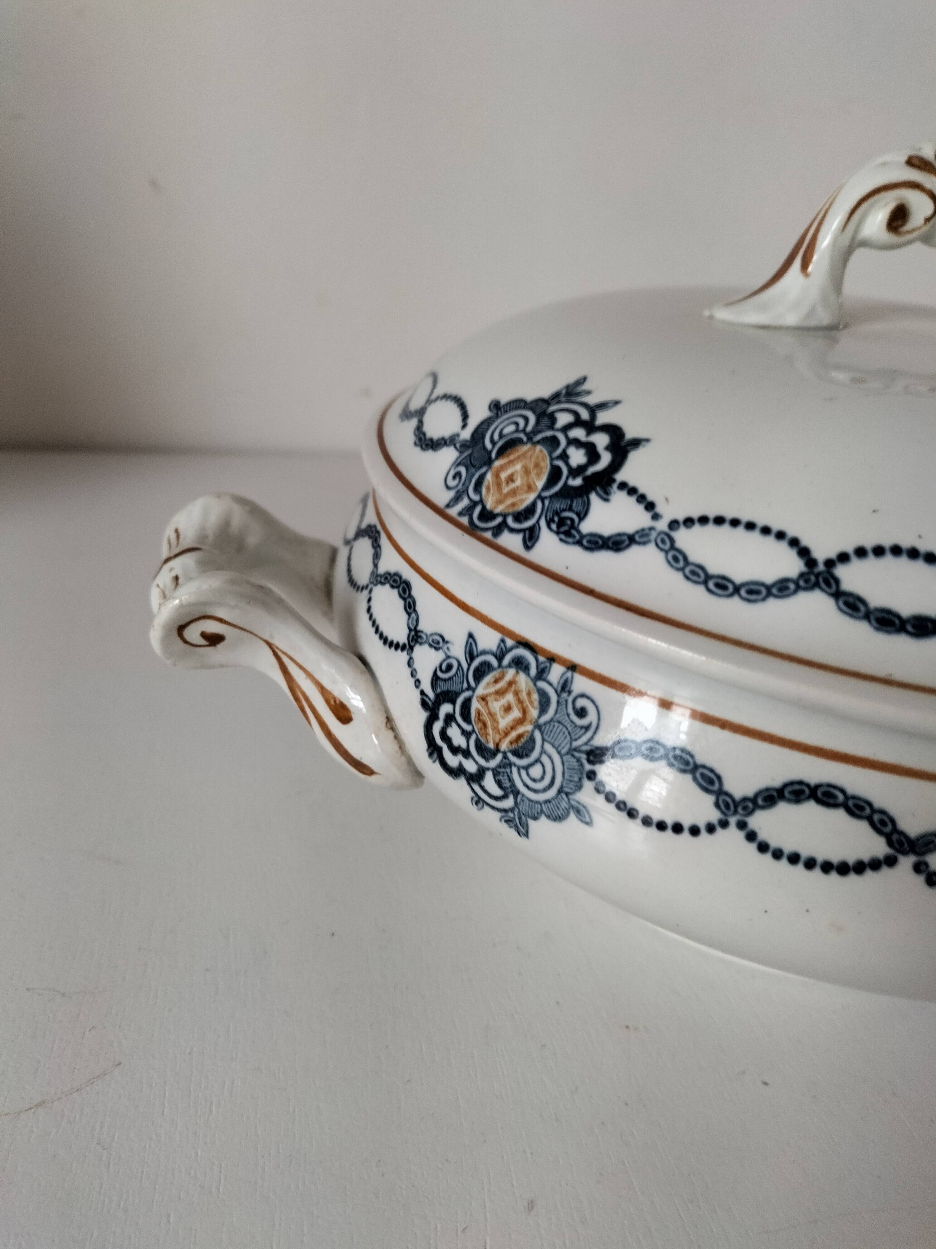 Antique Saint-Amandinoise tureen, blue and ochre decoration 6523, 1900-1920