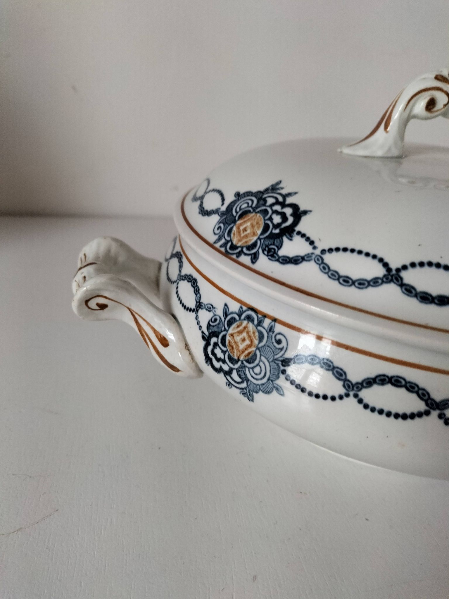Antique Saint-Amandinoise tureen, blue and ochre decoration 6523, 1900-1920