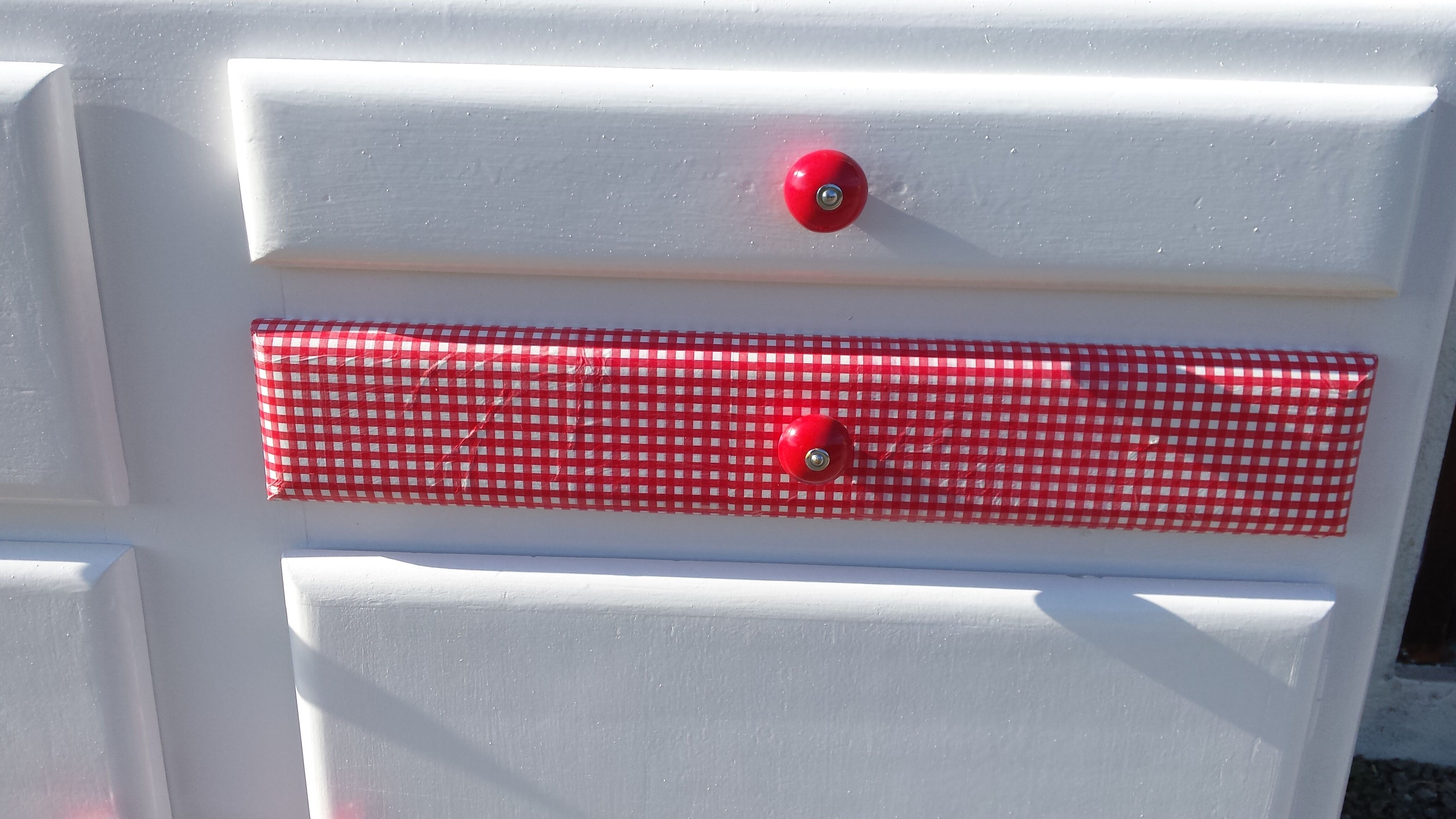 White mado buffet, red handles and tray, hen grill