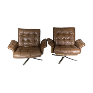 Ensemble de fauteuils rembourrés de cuir brun et cadre en métal de design danois des années 1970.
